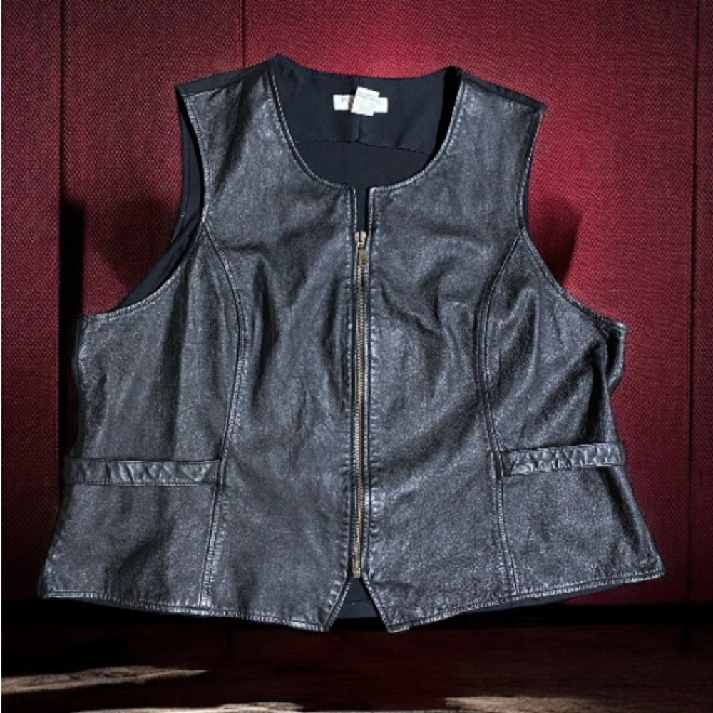 * innovation sport women 20W Black Leather front zip Vest built in belt stretch
